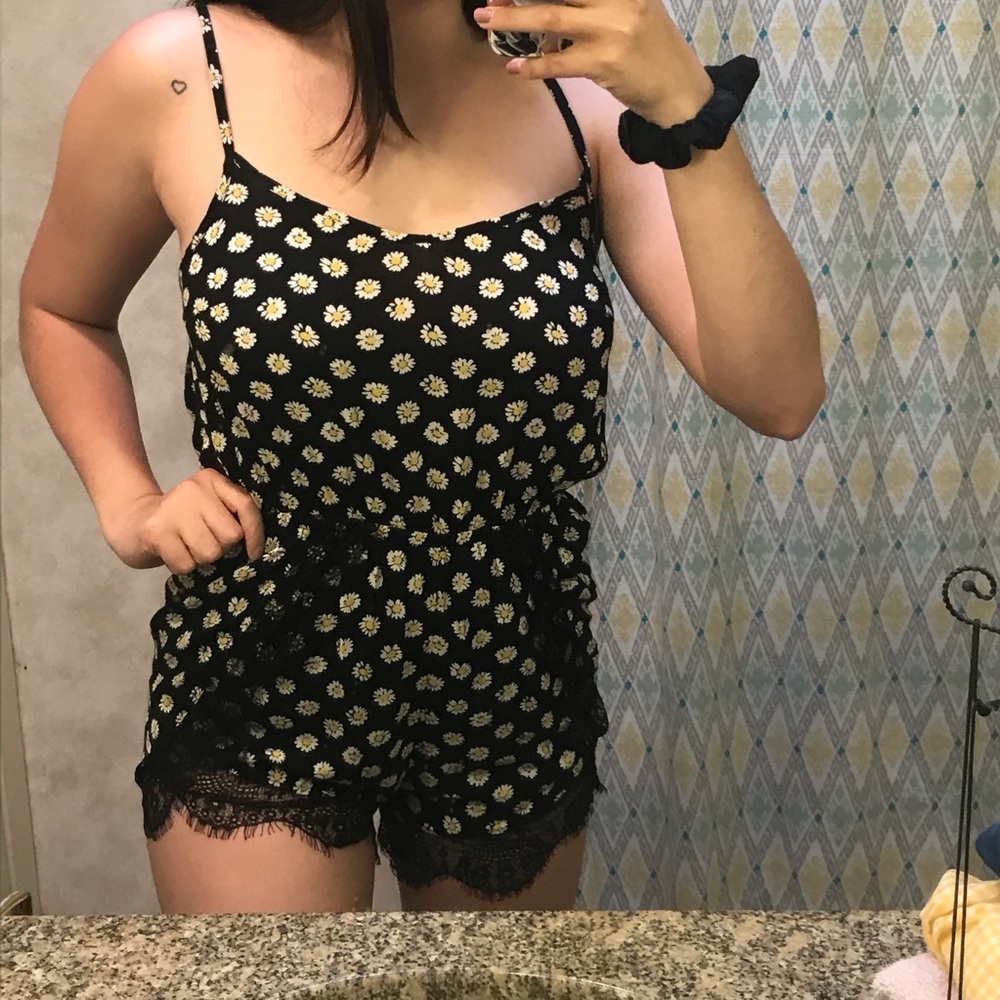 Flower Pattern Romper With Lace - image 2